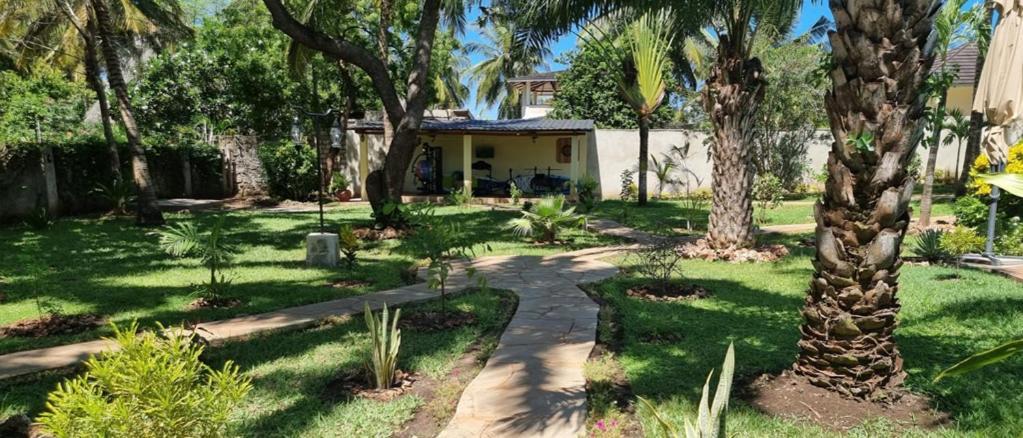 Apartmenthaus Salama Villen In Diani Praia de Diani Exterior foto